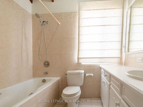 43 Oyster Cres, Barbados, ON - Indoor Photo Showing Bathroom