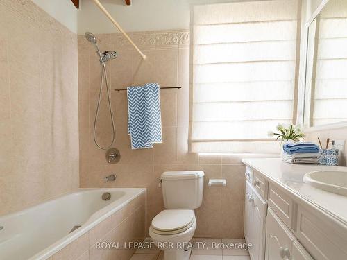 43 Oyster Cres, Barbados, ON - Indoor Photo Showing Bathroom