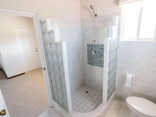 43 Oyster Cres, Barbados, ON - Indoor Photo Showing Bathroom