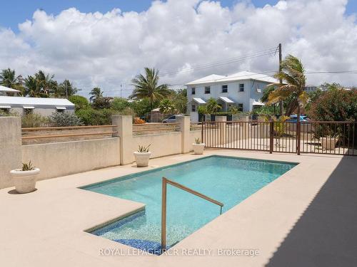 43 Oyster Cres, Barbados, ON - Outdoor With In Ground Pool