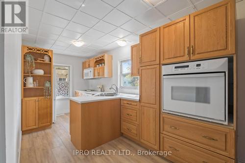 15 Lawrence Avenue, Guelph, ON - Indoor Photo Showing Kitchen