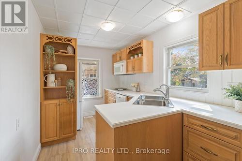 15 Lawrence Avenue, Guelph, ON - Indoor Photo Showing Kitchen With Double Sink