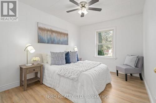 15 Lawrence Avenue, Guelph, ON - Indoor Photo Showing Bedroom