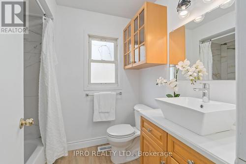 15 Lawrence Avenue, Guelph, ON - Indoor Photo Showing Bathroom