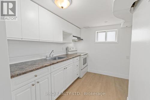 15 Lawrence Avenue, Guelph, ON - Indoor Photo Showing Kitchen