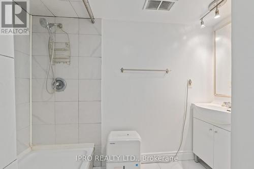 15 Lawrence Avenue, Guelph, ON - Indoor Photo Showing Bathroom