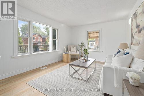 15 Lawrence Avenue, Guelph, ON - Indoor Photo Showing Living Room