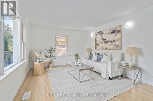 15 Lawrence Avenue, Guelph, ON - Indoor Photo Showing Living Room