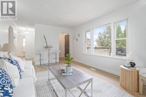 15 Lawrence Avenue, Guelph, ON - Indoor Photo Showing Living Room