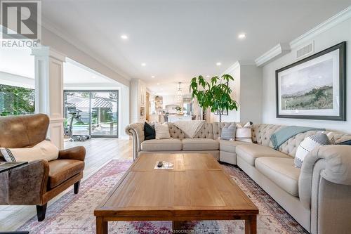 395 Lakeview, Kingsville, ON - Indoor Photo Showing Living Room