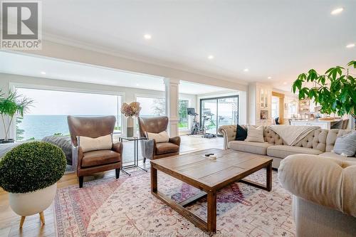 395 Lakeview, Kingsville, ON - Indoor Photo Showing Living Room