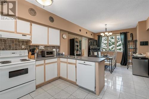 4850 Grand Boulevard Unit# 304, Windsor, ON - Indoor Photo Showing Kitchen