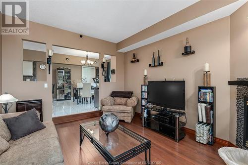 4850 Grand Boulevard Unit# 304, Windsor, ON - Indoor Photo Showing Living Room