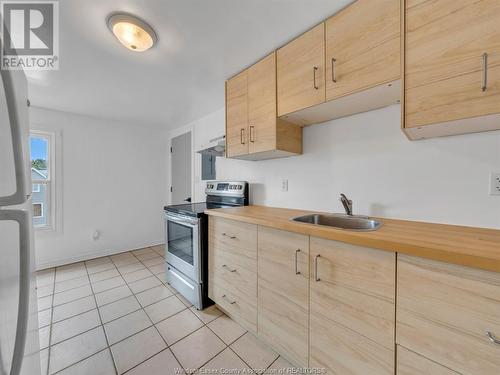 1046 Albert Road, Windsor, ON - Indoor Photo Showing Kitchen