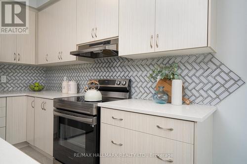 28 Bluestone Crescent, Brampton, ON - Indoor Photo Showing Kitchen