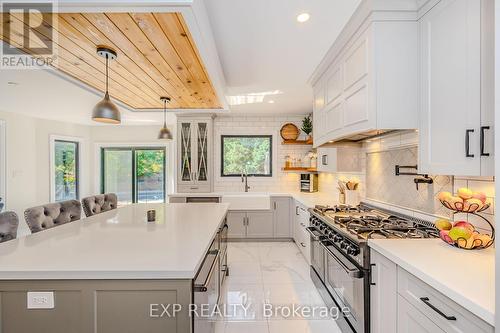 1340 Greeneagle Drive, Oakville, ON - Indoor Photo Showing Kitchen With Upgraded Kitchen