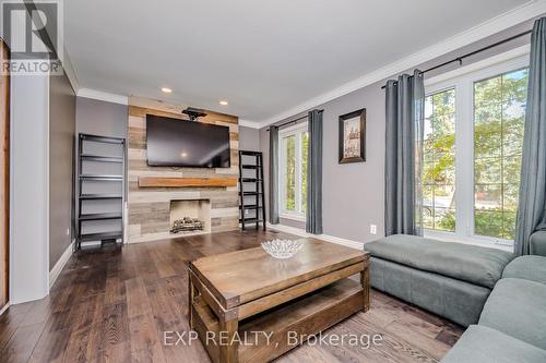 1340 Greeneagle Drive, Oakville, ON - Indoor Photo Showing Living Room