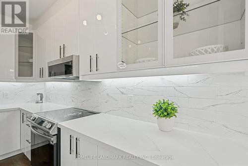 99 Collin Court, Richmond Hill, ON - Indoor Photo Showing Kitchen