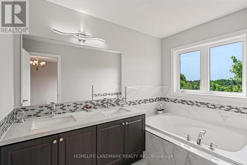 99 Collin Court, Richmond Hill, ON - Indoor Photo Showing Bathroom