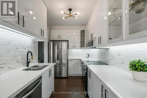 99 Collin Court, Richmond Hill, ON - Indoor Photo Showing Kitchen With Double Sink With Upgraded Kitchen