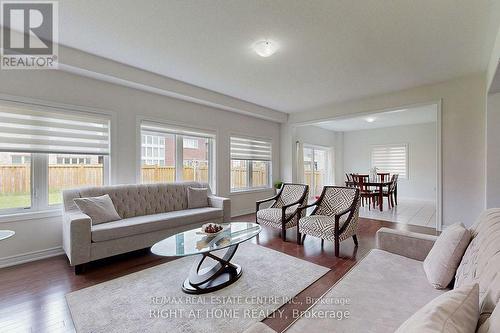 934 Wickham Road, Innisfil, ON - Indoor Photo Showing Living Room