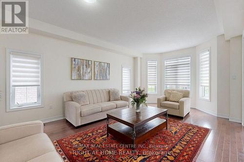 934 Wickham Road, Innisfil, ON - Indoor Photo Showing Living Room