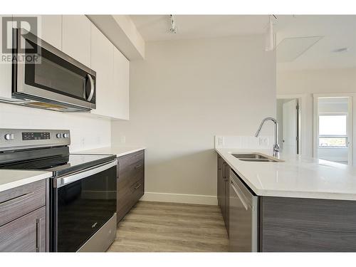 191 Hollywood Road S Unit# 519, Kelowna, BC - Indoor Photo Showing Kitchen With Stainless Steel Kitchen With Double Sink