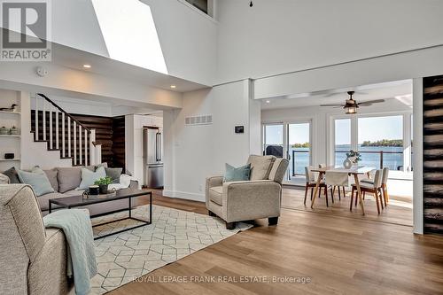 833 Fife Bay Marina Lane, Smith-Ennismore-Lakefield, ON - Indoor Photo Showing Living Room