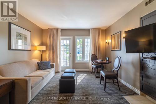 2052 - 90 Highland Drive, Oro-Medonte, ON - Indoor Photo Showing Living Room