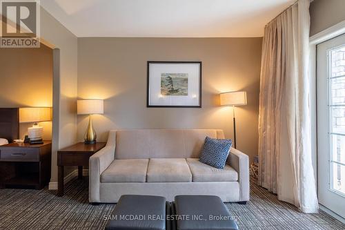 2052 - 90 Highland Drive, Oro-Medonte, ON - Indoor Photo Showing Living Room