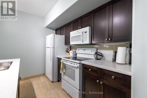 2052 - 90 Highland Drive, Oro-Medonte, ON - Indoor Photo Showing Kitchen With Double Sink