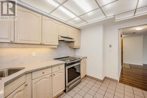 401 - 151 Robinson Street, Oakville, ON - Indoor Photo Showing Kitchen