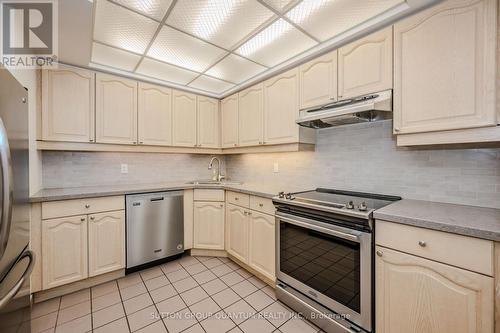 401 - 151 Robinson Street, Oakville, ON - Indoor Photo Showing Kitchen