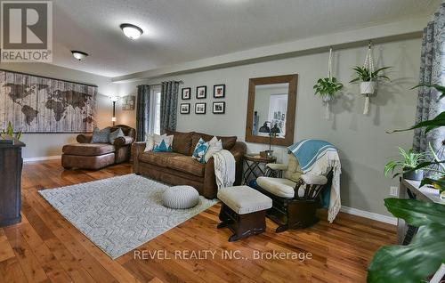 98 Roblin Street, Timmins (Beaurivage), ON - Indoor Photo Showing Living Room