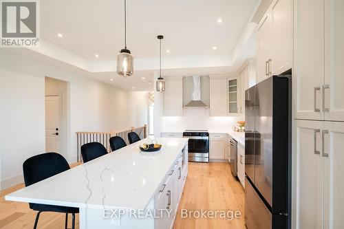 19 Oakley Drive, Niagara-On-The-Lake, ON - Indoor Photo Showing Kitchen With Upgraded Kitchen