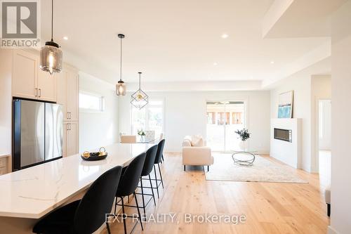 19 Oakley Drive, Niagara-On-The-Lake, ON - Indoor Photo Showing Kitchen With Upgraded Kitchen