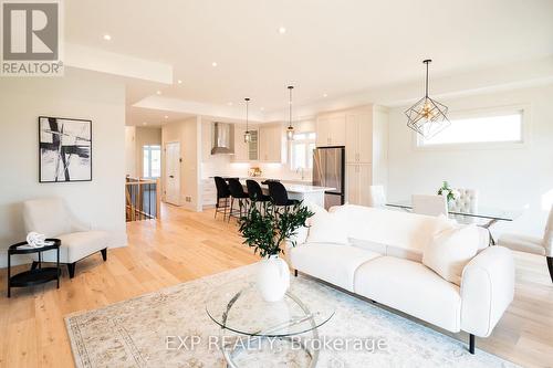 19 Oakley Drive, Niagara-On-The-Lake, ON - Indoor Photo Showing Living Room