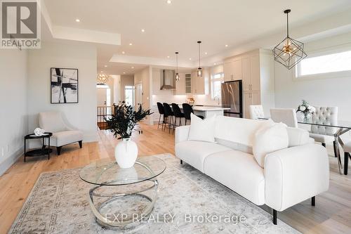 19 Oakley Drive, Niagara-On-The-Lake, ON - Indoor Photo Showing Living Room