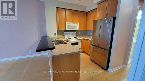 1605 - 3939 Duke Of York Boulevard, Mississauga, ON - Indoor Photo Showing Kitchen