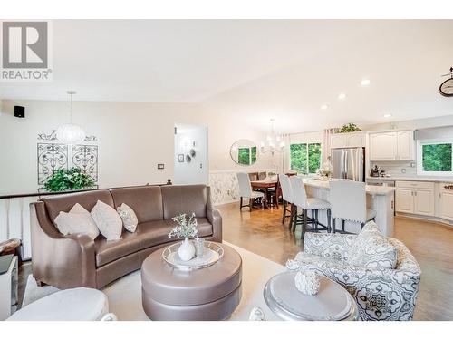 5913 Bluebird Road, Taghum, BC - Indoor Photo Showing Living Room