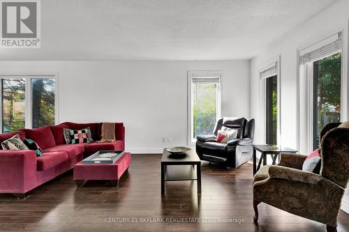 9 Cook Avenue, Innisfil, ON - Indoor Photo Showing Living Room