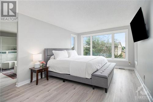 6074 Meadowglen Drive, Ottawa, ON - Indoor Photo Showing Bedroom