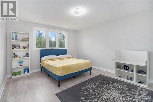 6074 Meadowglen Drive, Ottawa, ON - Indoor Photo Showing Bedroom