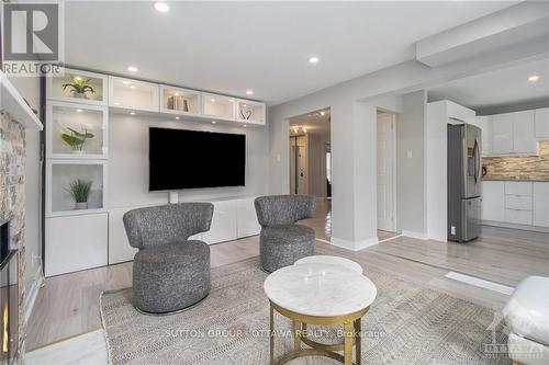 6074 Meadowglen Drive, Ottawa, ON - Indoor Photo Showing Living Room