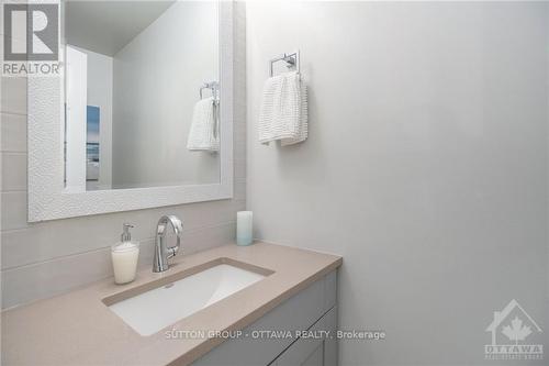 6074 Meadowglen Drive, Ottawa, ON - Indoor Photo Showing Bathroom