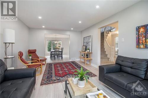 6074 Meadowglen Drive, Ottawa, ON - Indoor Photo Showing Living Room