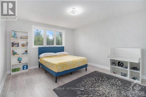 6074 Meadowglen Drive, Ottawa, ON - Indoor Photo Showing Bedroom