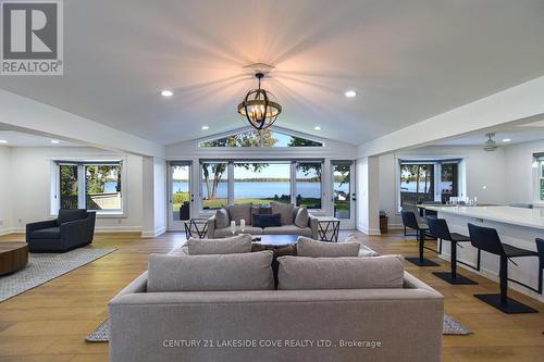 6 Thicketwood Place, Ramara, ON - Indoor Photo Showing Living Room