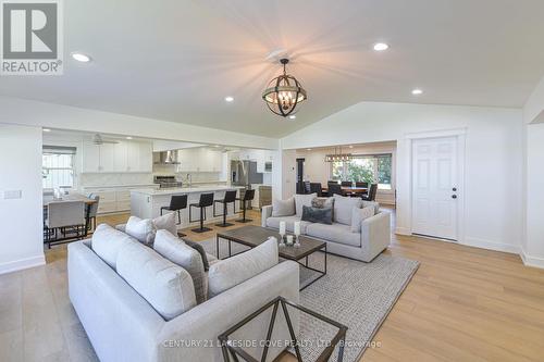 6 Thicketwood Place, Ramara, ON - Indoor Photo Showing Living Room