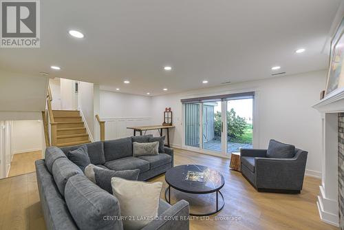 6 Thicketwood Place, Ramara, ON - Indoor Photo Showing Living Room